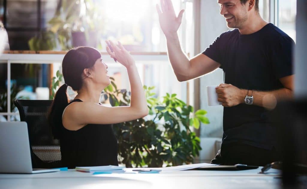 Medarbetare på Qred och Northmill gör high-five