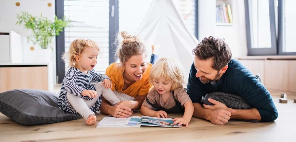 Man och kvinna spenderar tid med sina barn