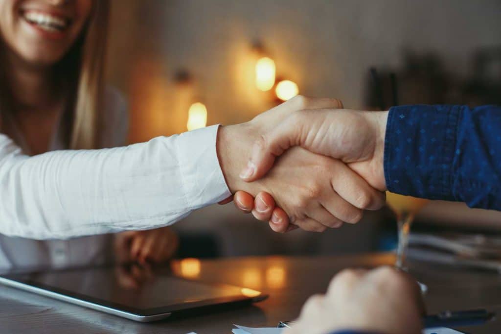 Kvinna och man skakar hand