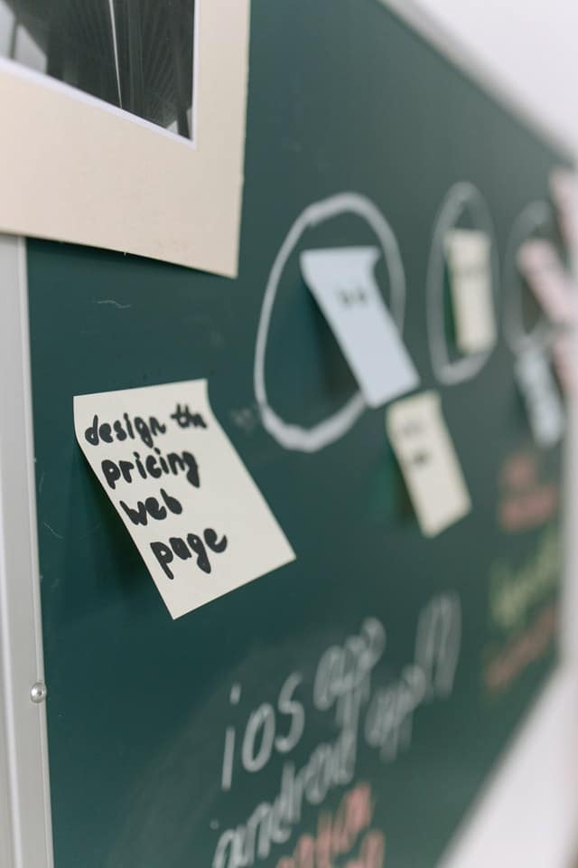 En krittavla med text och post-it lappar.